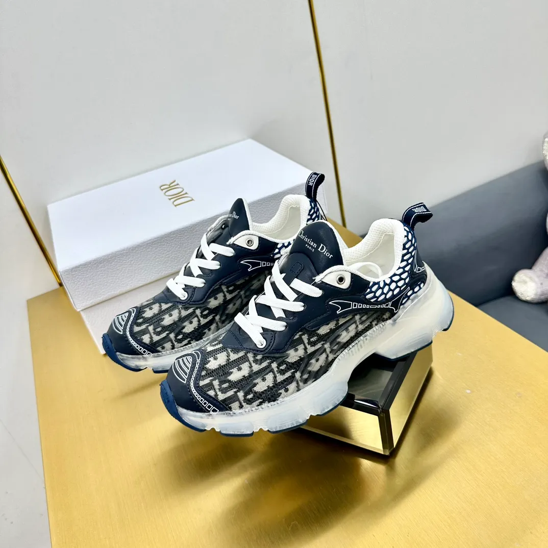 👟👟Ex-factory price 700👟👟 Top version 🌟🌟Dior 2024 spring and summer catwalk new style Vibe iconic fashion modern sports dad shoes CD letter logo Oblique printed pattern lace-up color-blocking thick-soled running shoes Stars' same jelly color casual women's shoes The top high-end version on the market Material: The upper is made of special technology with mesh fabric spliced with metal cowhide + environmentally friendly breathable fabric lining + original molded Tpu combination outsole. Bottom thickness: 4CM Size: 35-40 standard code (34.41 customization is not returnable)